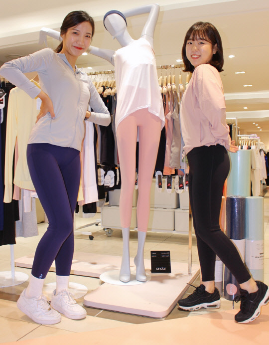 롯데백화점 본점 안다르 매장에서 30일 홍보 도우미가 안다르 퍼포먼스 레깅스 '에어 캐치' 1+1 행사를 소개하고 있는 모습.  롯데쇼핑 제공